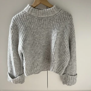 Stickad tröja - Grå stickad tröja från Gina tricot i stl S, skriv vid frågor eller för fler bilder💗