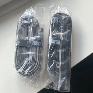 Klubbhuset lindor  - 2st innebandylindor från klubbhuset.  1 grå 1 svart