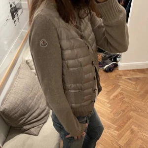 moncler cardigan - Intressekoll på min superfina moncler cardigan 🙏🏼 kan tänka mig byta mot någon annan färg eller något annat i samma prisklass 💞💞💞 säljer för minst 5000kr, storlek S 💞💞💞självklart äkta!!! Lånade bilder 