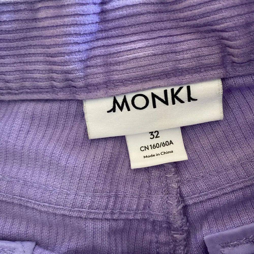 Lila manchesterbyxor från monki i storlek 32💜 korrekta färgen syns på sista bilden. Minimal slitning vid gylfen (skriv privat för bilder). Jeans & Byxor.