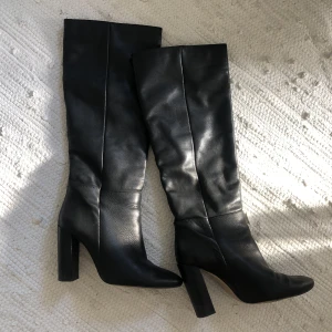 Boots - Super fina boots från Mango i st 38. Klacken är 9,5 cm💕  Dem är använda men fortfarande i bra skick. 