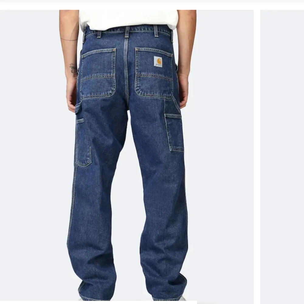 Jättesnygga jeans från Carhartt. Använda ett fåtal gånger. Storlek 29 i midjan och 32 i längden. Jag är 167 cm lång. Köptes för 1099kr. Klicka gärna på köp nu. . Jeans & Byxor.