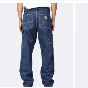 Jeans från Carhartt - Jättesnygga jeans från Carhartt. Använda ett fåtal gånger. Storlek 29 i midjan och 32 i längden. Jag är 167 cm lång. Köptes för 1099kr. Klicka gärna på köp nu. 