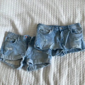 Jeans shorts  - 2 st jeans shorts kan säljas i par eller separat. Båda är ifrån hm tror jag och är i samma storlek. 8/10 i skick men ändå använda rätt så mycket. Säljer båda för 100kr och 70kr för ett par