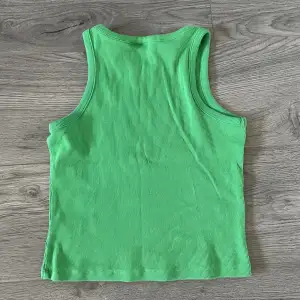 Fint grönt linne från Lindex. Den är i storlek 158-164, men passar XS/S.