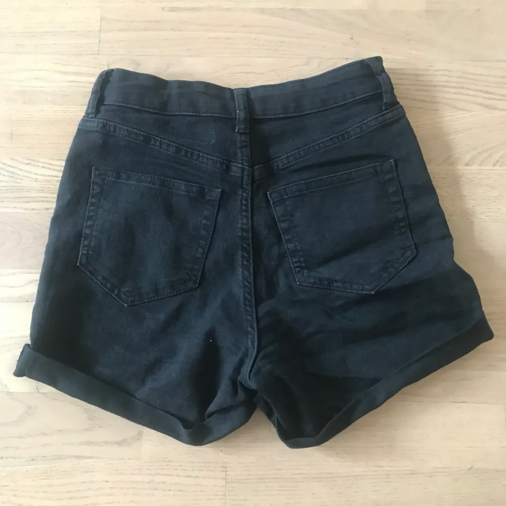 Shorts från HM som ej kommer till användning nån mer. Högmidjade och tighta.. Shorts.