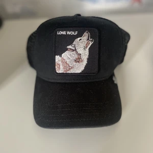 Goorin bros, lone wolf - Säljer nu en goorin bros keps som inte kommit till användning på länge! Köpte den i London på en butik som hette illusion vilket bara är äkta! Justerbar keps som passar alla! Hör av dig för mer info!