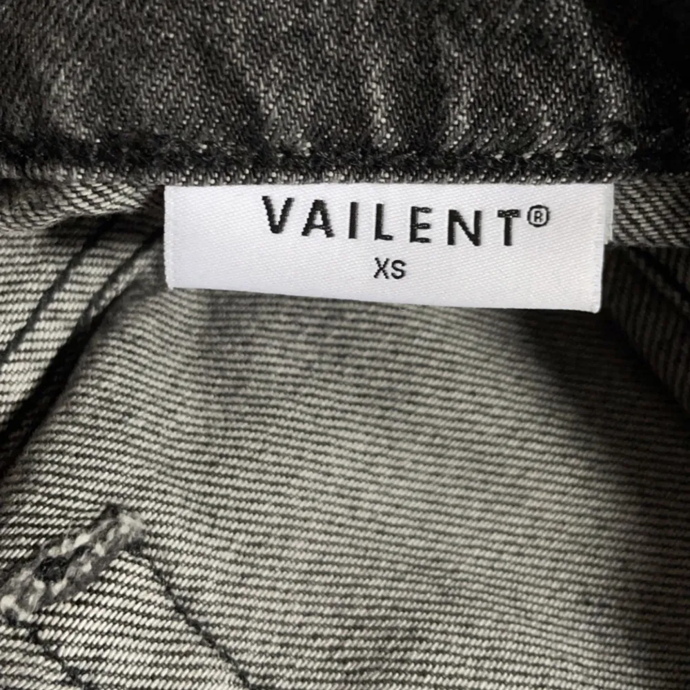 Tjenare! säljer mina jeans från Valient då jag inte längre tycker om deras passform de är ett par loose fit jeans org. pris 500. Jeans & Byxor.