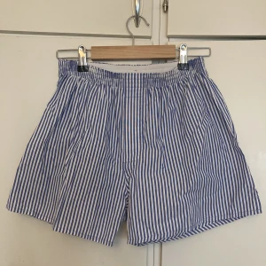 Randiga shorts - Randiga shorts/boxers från Uniqlo. Storlek S med waist 27-30. 100% bomull