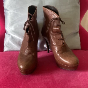 Bruna stövletter Rodebjer - Snygga bruna stövletter i storlek 38 Rodebjer. Fint skick. Säljer ett par likadana röda i en annan annons.  Kan mötas upp i Örebro from v.33