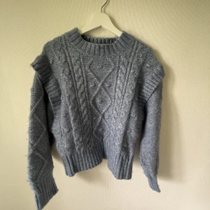 Blå stickad tröja  - En blå stickad tröja från Lindex i storlek M som passar perfekt till hösten elelr kallare kvällar. 