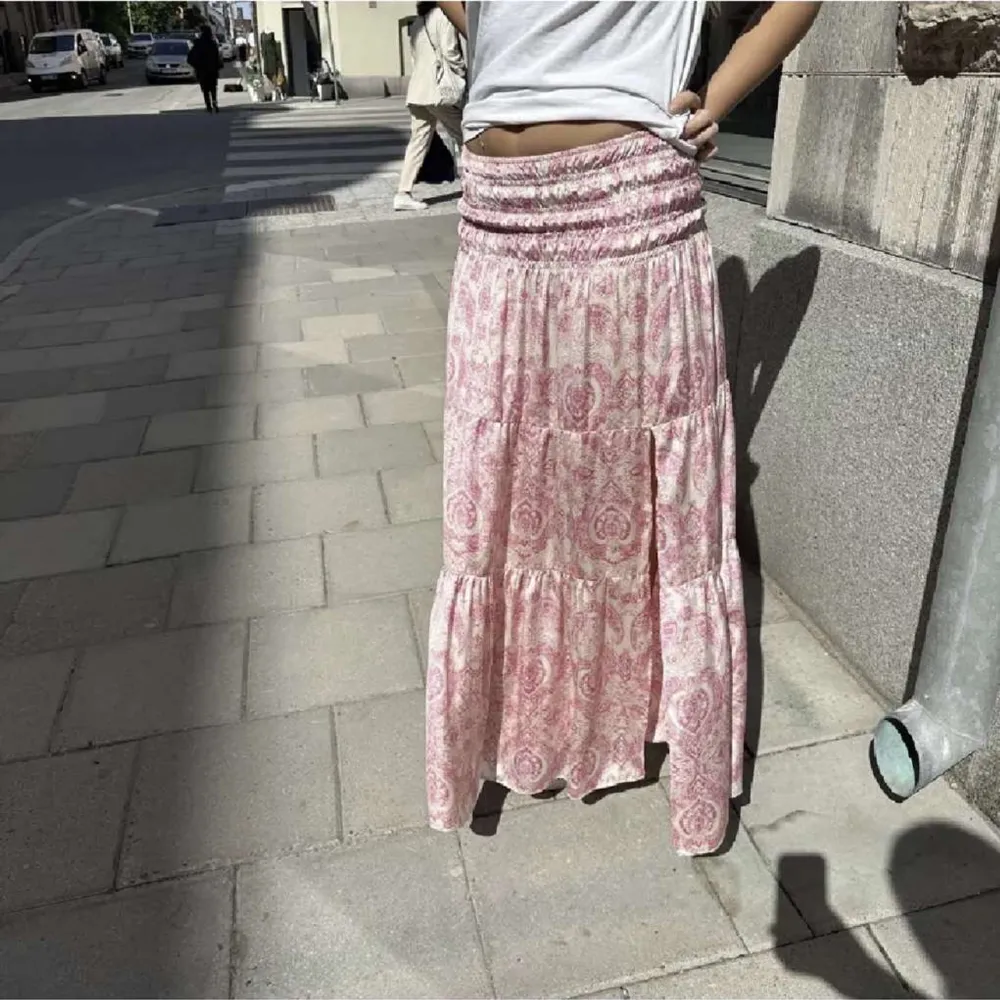 Säljer min sprillans nya Maje kjol, som är helt slutsåld överallt.  Strl 36 men är stretchig och passar även 34-38. (Lånade bilder).. Kjolar.