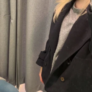 Design by si kappa - Säljer min design by si kappa, i färgen dark navy. Använd men inga defekter. Köp direkt för 600😊Betalning sker via swish!