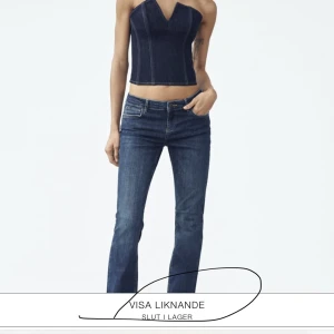 Zara Low Rise jeans - Säljer dessa helt slutsålda lågmidjade jeansen från zara i mörkblå😇 Endast använda 1 gång och är i helt nyskick! Säljer då dem inte kommer till användning! Fler frågor är bara att ställa💕