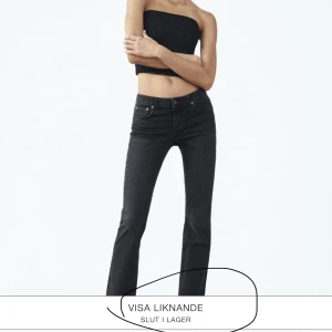 Zara Low Rise jeans - Helt slutsålda lågmidjade jeans från zara i svart😇 Jensen är använda fåtalet gånger och är i väldigt bra skick! Vid fler frågor kontakta mig💓