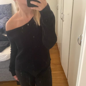 tröja - en jätte fin tröja som är snedskuren vid axlarna nästan helt oanvänd 