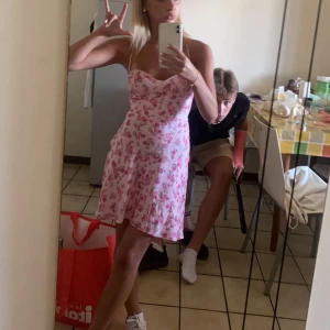 Zara klänning - Superfin blommig klänning från zara, i storlek xs. Fint skick och knytning i ryggen, dragkedja finns på sidan! 