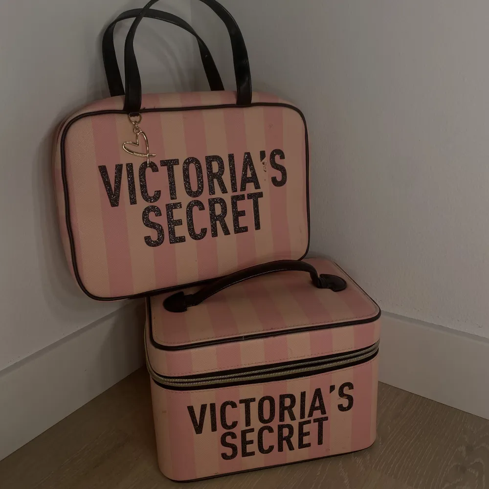 Jag säljer mina victoria’s secret necessärer, det är en lite skada på en av bokstäverna och är lite smutsig, men går o få bort( går ej o köpa styckvis). Väskor.
