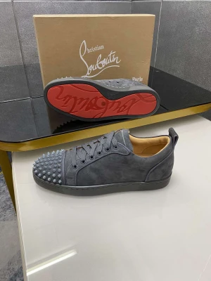 Louboutins - Gråa louboutins, helt oandvändna. Box, kvitto, dustbag medföljer. Skriv vid övriga frågor