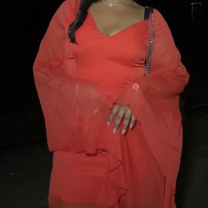 Röd klänning med långa armar - Säljer denna röda klänning från NAKD, endast använd 1 gång och är i perfekt skick❤️ st 40 passar 38 om man vill ha en lösare passform<3