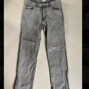 Säljer dessa fina grå jeansen ifrån Gina Tricot i storlek 40 då dom är förstora!🩶