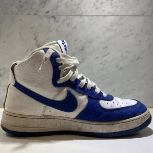 Nike skor - Snygga skor men ganska så använda skor men samtidigt varsamt behandlade. Skorna är dock ganska smutsiga. Jag rengör såklart smutsen från skorna innan jag skickar dem. 