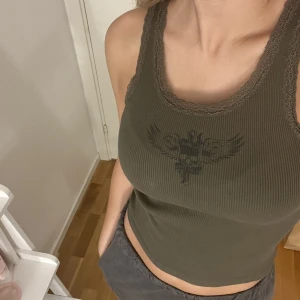 Brandy topp - Säljer denna spetstopp från Brandy Melville (John Galt) då den inte kommer till användning. Nypris 235kr mitt pris 150kr💕Skriv privat för fler bilder eller frågor😊