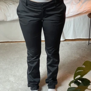 Kostymbyxor - Jättesnygga lågmidjade kostymbyxor i svart lite glansigt material, i storlek 38 från Mango🥰 sitter som en smäck 