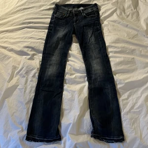 Mörkblå lågmidjade jeans - Mörkblå lågmidjade jeans från HM med lite bootcut. Storlek 25/30. 34 cm tvärs över midjan men de är ganska stretchiga<3 Frakt tillkommer<3 