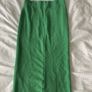 Grön lång kjol  - Använd ungefär en gång.  Bra skick. 