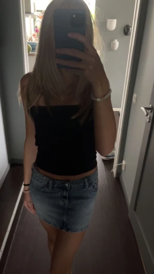 Jeanskjol - Säljer denna jeanskjol då den inte kommit till användning, två st fickor (kom privat fö fler bilder) prislapp kvar, nypris: 200kr, pris kan diskuteras, helt slutsåld