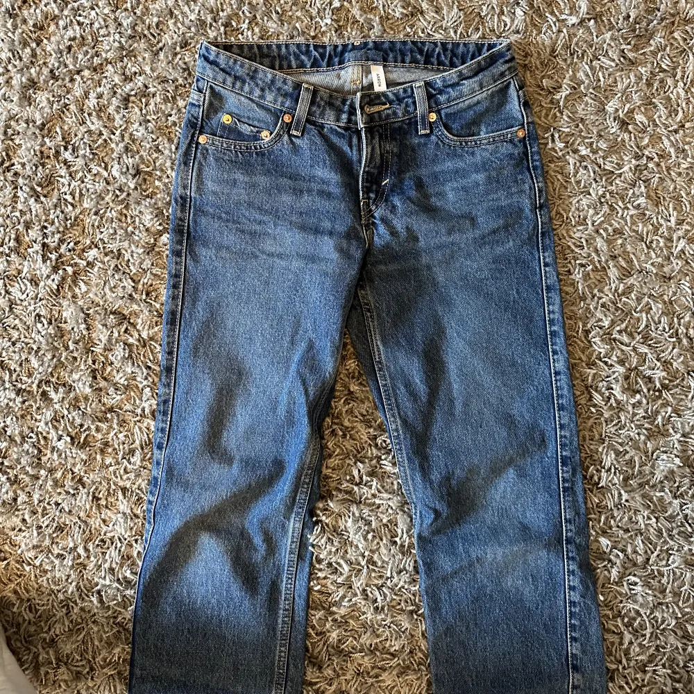 Arrow Low waist jeans från weekday. Jeansen är i ny skick och säljs pågrund av att de inte kommer till användning . Jeans & Byxor.