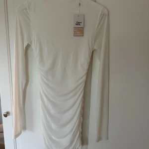 Klänning - Jag säljer denna klänning från tigermist i modellen Stella. Den är aldrig använd och därav i helt nytt skick. Den har fin detalj bak i ryggen och vid rumpan och sitter fint på! Ordinarie pris 1000 kr