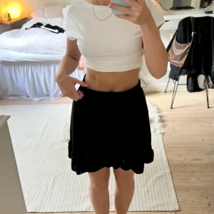 Svart kjol - Svart kjol från Gina Tricot, aldrig använd då den är lite för stor på mig🥰
