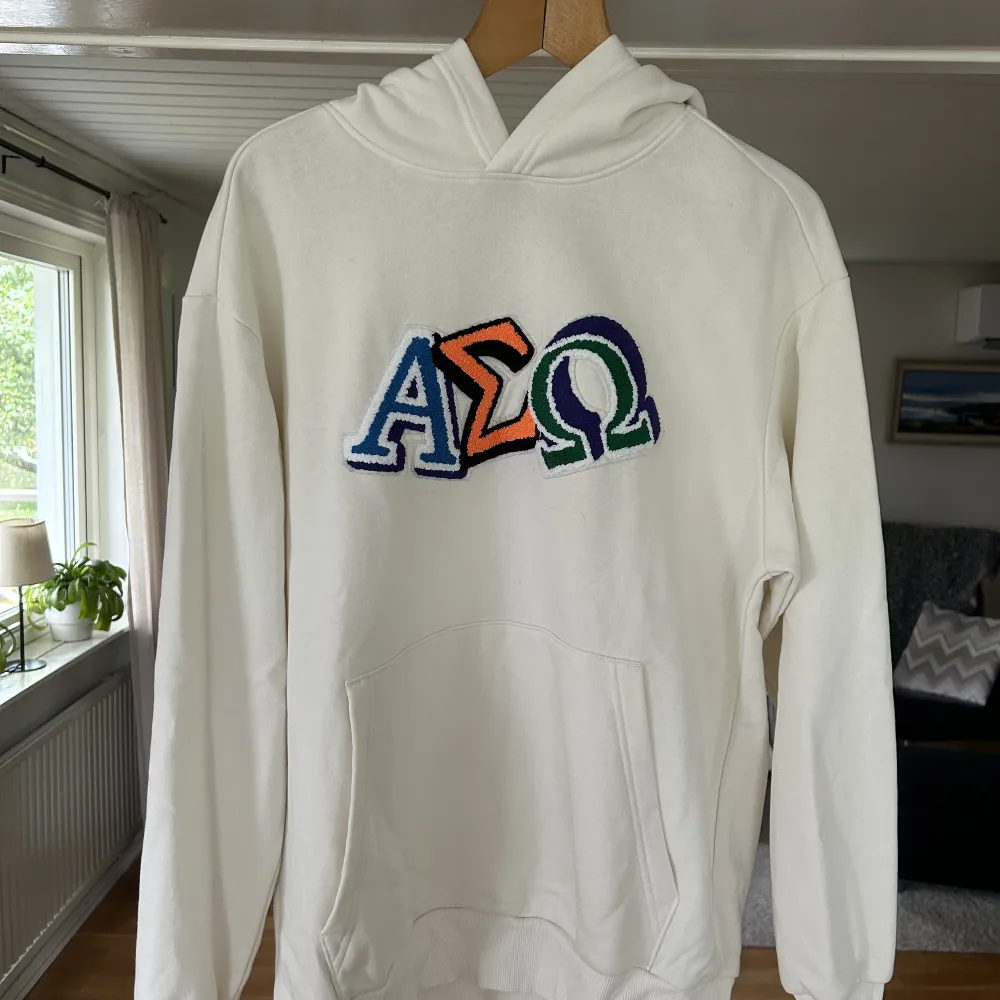 Hoodie från Hm säljs då den inte används. Skön, relaxed hoodie med ett snyggt tryck på framsidan!. Hoodies.