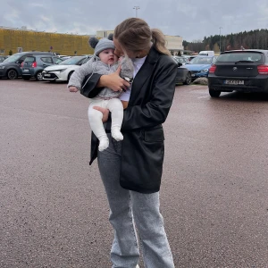 Svart skinnkavaj  - Säljer pga att den inte kommer till användning längre. Supersnygg och i superbra skick. Oversized. Pris går att diskutera! 