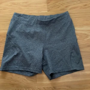 Gråa träningsshorts - Hög midja.