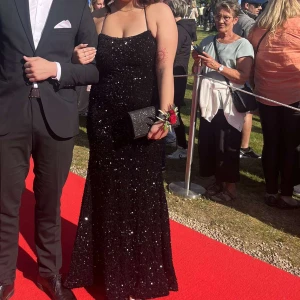 Balklänning - Säljer mina superfina paljett balklänning som endast är använd en gång! Superbekväm i materialet. Den är justerbar då det är snörning i ryggen💗Klänningen är köpt för 900kr ! Hör gärna av dig om du har några frågor eller är intresserad💞