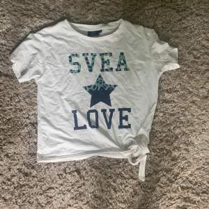 En fin Svea tröja med knut längst ner. blev för liten för mig så nu säljer jag den.🫶🏻kommer från Svea 