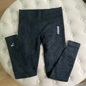 Gymshark Adapt animal i storlek XS. Gått en reva i scrunchen därav det låga priset 