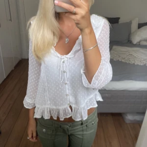 Vit blus - Säljer denna vita blus. Den är i jättefint skick. Direktpris: 325kr. Har du någon fråga är det bara att höra av dig🫶🏻