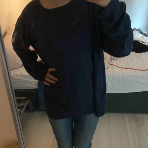Oversized tröja🎱 - Mörkblå Oversized tröja från hm! Söt men lite för stor för mig💞