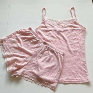 Pyjamas - En assöt ljusrosa pyjamas med spets från twilfit, knappt använd då den är för liten för mig! Toppen går att använda som ett vanligt linne också!⭐️❤️