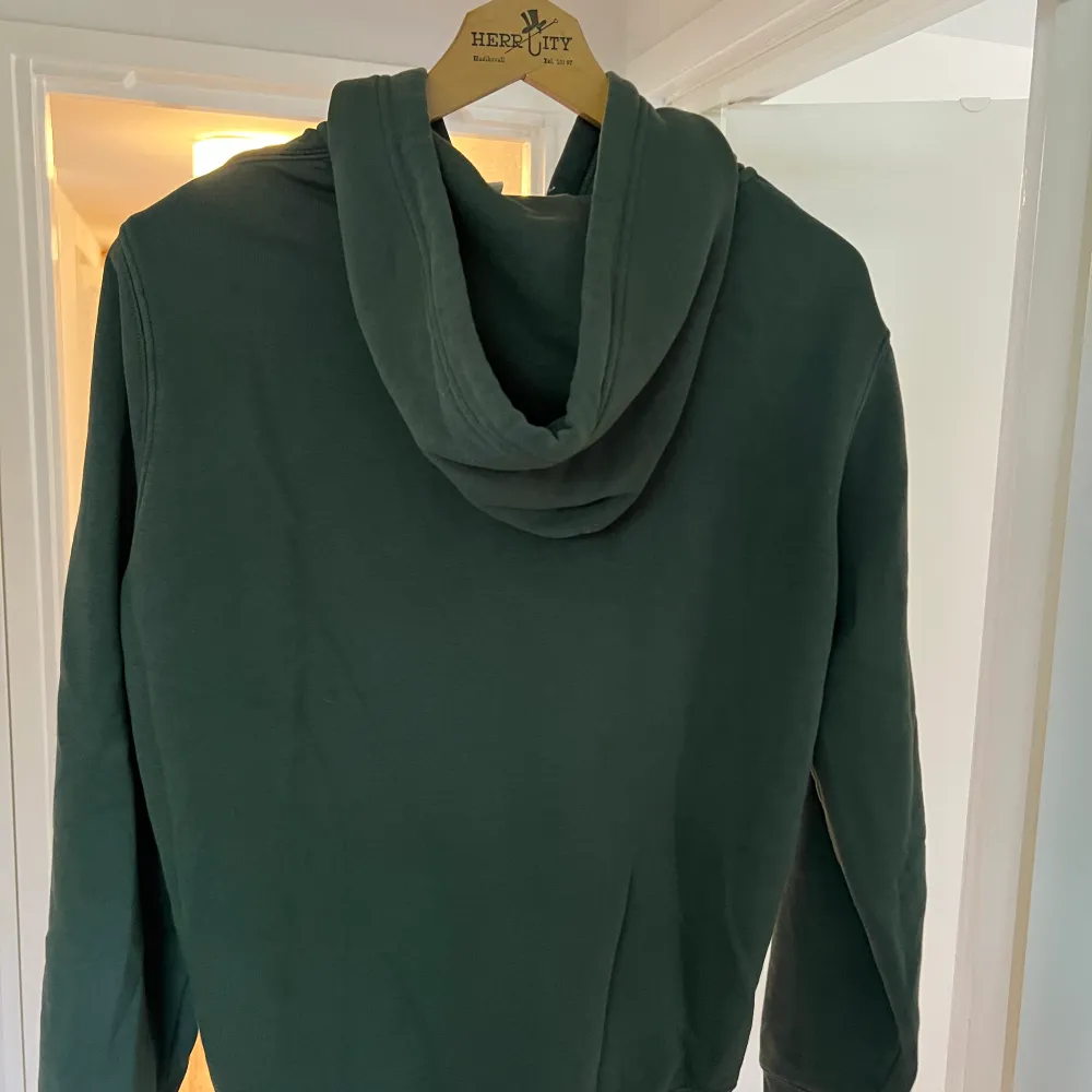 Grön Levis zip hoodie som har använts nu under vintern och hösten men som nu har blivit för liten för mig (cond 9/10)! Nypris 479kr!. Hoodies.