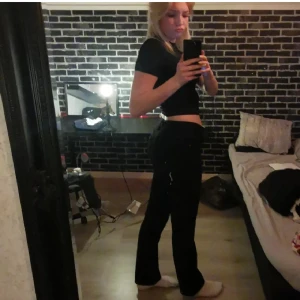 Svarta mid waist jeans - ÄLSKAR dessa men då dom blivit lite för små säljer jag dom. De är från bikbok, köpta ca 1-2 år sedan men är i väldigt bra skick! 😊💕