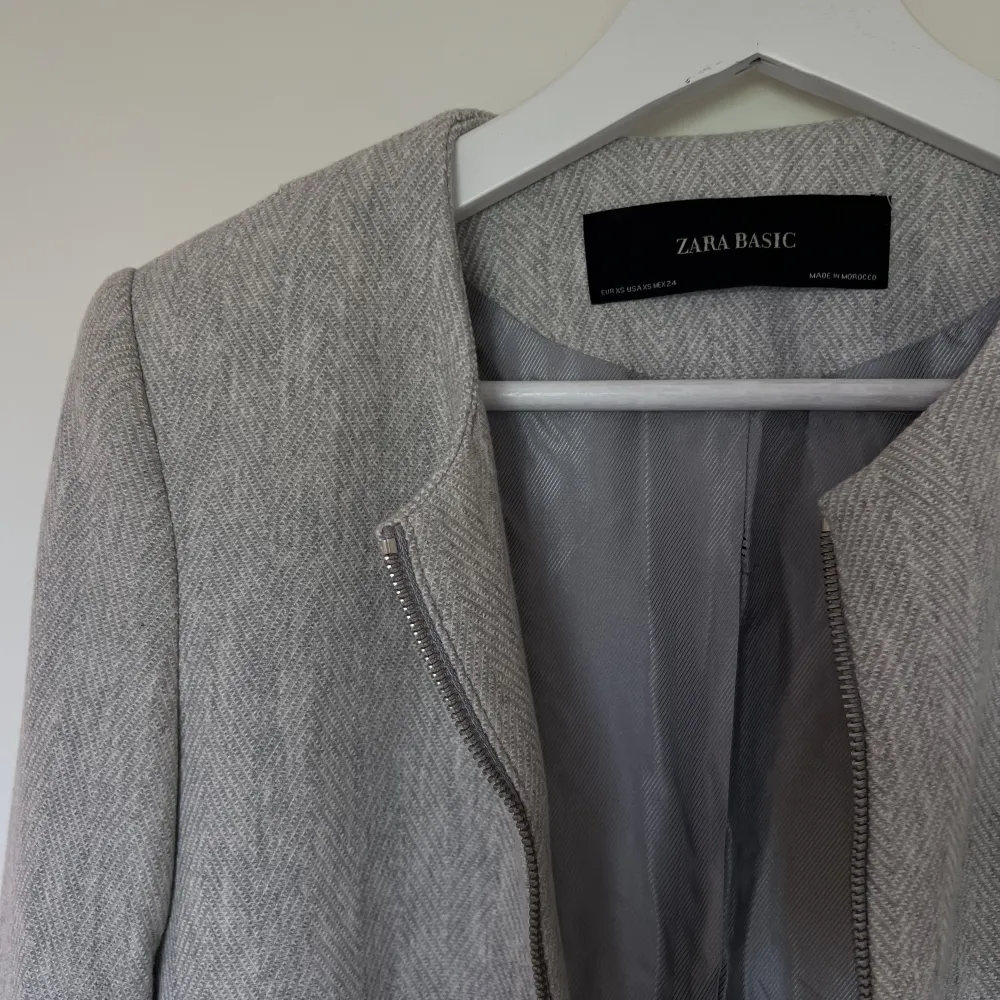 Helt ny ljusgrå kappa från Zara i strl XS, nypris 649kr🤍. Jackor.