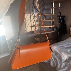 Brun handväska  - Perfekt liten väska ifrån ZARA, rymligare än vad den ser ut att vara! Den är lite kallare i tonen än vad bilderna visar, så ha det i åtanke💕 skriv privat för fler, ordentligare, bilder