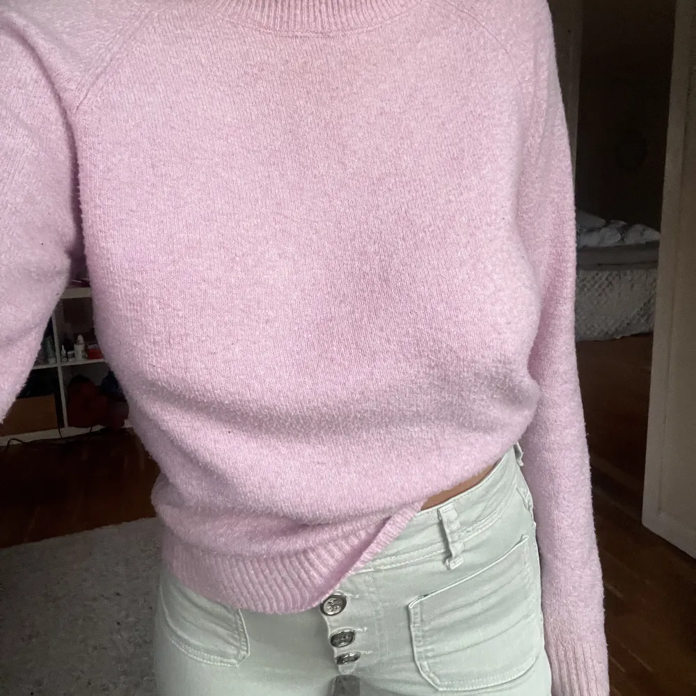 Supersöt ”stickad” tröja från vero Moda. Materialet är otroligt mjukt och känns nästan som en mjuk stretchig handduk. Säljer då jag personligen aldrig bär rosa. Köpt för 499kr . Tröjor & Koftor.