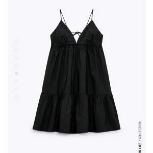 Säljer denna jättepopulära svarta klänningen från zara. Den är i storlek M men skulle säga att den passar S-M. Använd få gånger och är i väldigt fint skick.💕