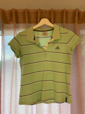 Piké - Randig piké från adidas i fint skick😍